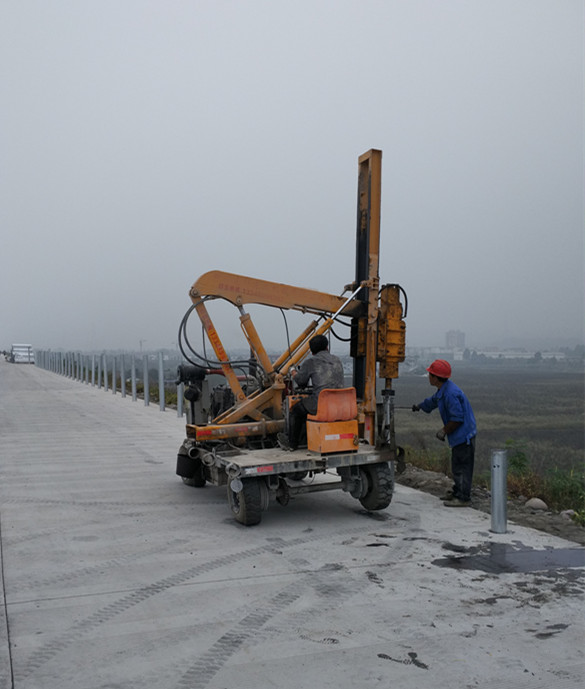 護欄打樁機廠家 為公路安全與旅游公路建設提供堅實設備保障